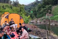 Foto : Bupati M.Syukur Camping di Jangkat (Sumber : Kominfo)