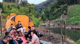 Foto : Bupati M.Syukur Camping di Jangkat (Sumber : Kominfo)