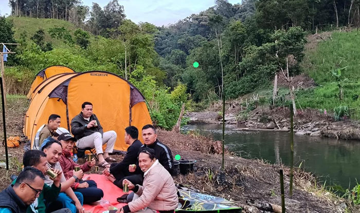 Foto : Bupati M.Syukur Camping di Jangkat (Sumber : Kominfo)