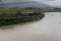 Foto : Debit Sungai Batang Merao Naik (trendsatu.com)