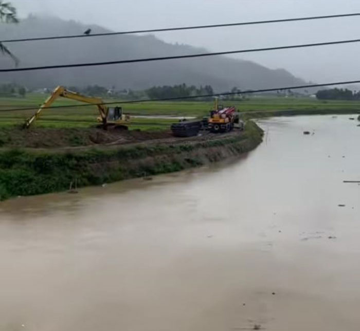 Foto : Debit Sungai Batang Merao Naik (trendsatu.com)
