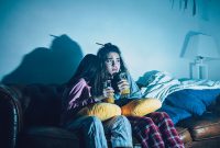 Foto : Ilustrasi Menonton Film Horor (Sumber : Freepik)