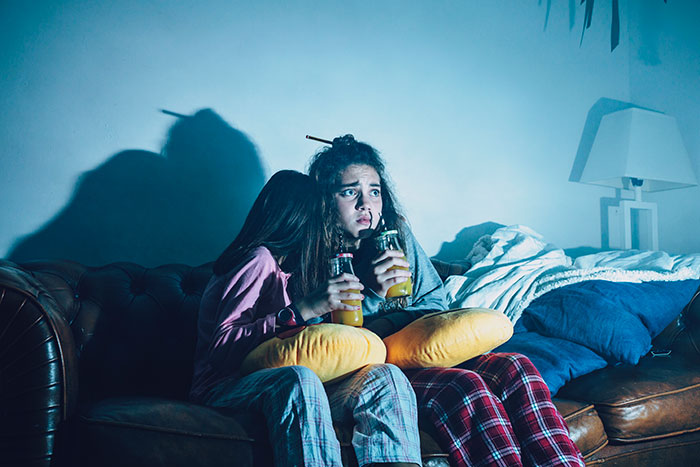 Foto : Ilustrasi Menonton Film Horor (Sumber : Freepik)