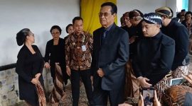 Foto : Sri Sultan Hamengkubuwono X saat melayat PB XIII. (Dok : Suara.com/Ari Welianto)