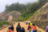 Foto : Jalur Utama Sungai Penuh Lumpuh Akibat Longsor (Sumber : trendsatu.com)