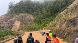 Foto : Jalur Utama Sungai Penuh Lumpuh Akibat Longsor (Sumber : trendsatu.com)