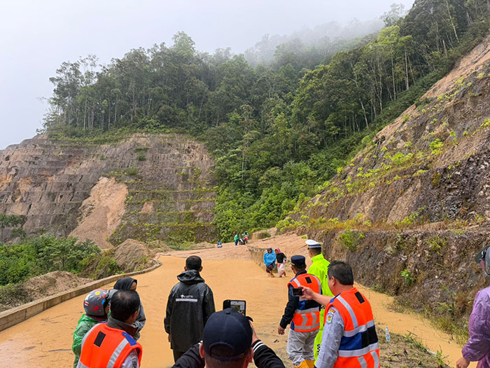Foto : Jalur Utama Sungai Penuh Lumpuh Akibat Longsor (Sumber : trendsatu.com)