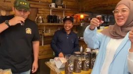 Foto : Bupati Merangin Minum Kopi di Horti Tani Coffe,Kerinci (Sumber : Kominfo)