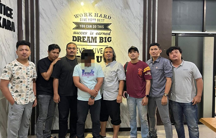 Foto : Seorang Pria diMerangin Diringkus Polisi Rekam Rekan Kerja dengan Vidio mini (Sumber : satukomando.com)