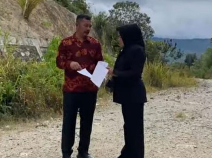 Foto : Bupati Monadi Tinjau Jalan  SungaiTutung - Pungut (Sumber : istimewa)