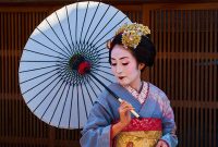 Foto : Ilustrasi Wanita Jepang Menggunakan Payung (Dok GETTY)