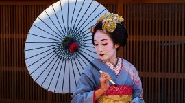Foto : Ilustrasi Wanita Jepang Menggunakan Payung (Dok GETTY)
