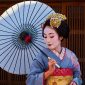 Foto : Ilustrasi Wanita Jepang Menggunakan Payung (Dok GETTY)