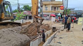 Foto : Bupati M.Syukur Tinjau Proyek (Kominfo)