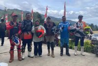 Foto : Bupati Sarolangun Hurmin,Bupati Kerinci Monadi,Bupati Tanjabtim Dilah Hikmah Sari Trabas Lereng Gunung Kerinci (Dok : Istimewa)