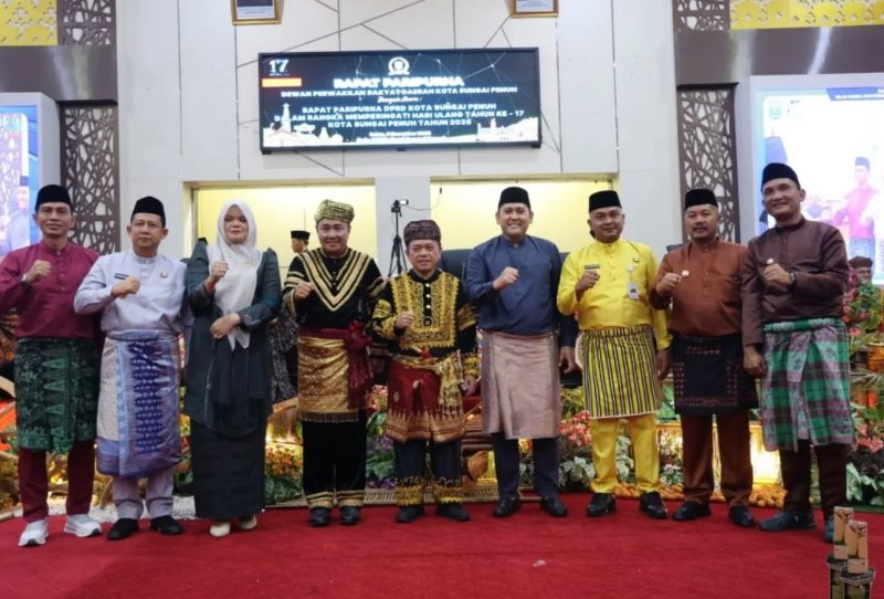 Foto : Foto : Tujuh Bupati Berfoto Dengan Gubernur Jambi Al Haris di Paripurna Hut Kota Sungai Penuh Ke 17 (Dok : Roli)