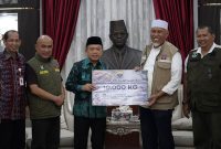 Gubernur Jambi Al Haris menyerahkan bantuan kemanusiaan kepada Gubernur Sumatera Barat Mahyeldi untuk korban banjir dan longsor.
