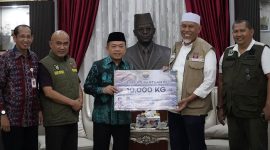 Gubernur Jambi Al Haris menyerahkan bantuan kemanusiaan kepada Gubernur Sumatera Barat Mahyeldi untuk korban banjir dan longsor.