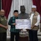 Gubernur Jambi Al Haris menyerahkan bantuan kemanusiaan kepada Gubernur Sumatera Barat Mahyeldi untuk korban banjir dan longsor.