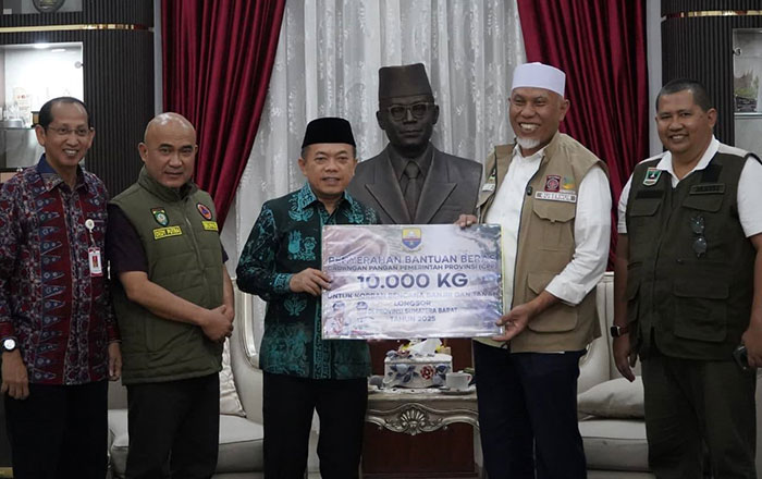Gubernur Jambi Al Haris menyerahkan bantuan kemanusiaan kepada Gubernur Sumatera Barat Mahyeldi untuk korban banjir dan longsor.