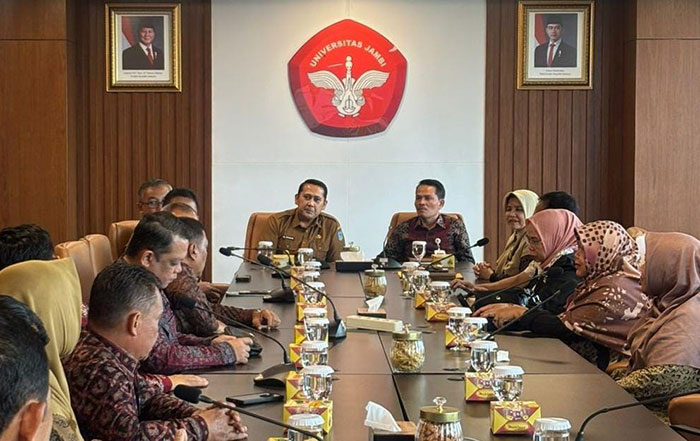 Foto : Bupati Merangin H.M Syukur Tandatangni MoU dengan Universitas Negeri Jambi