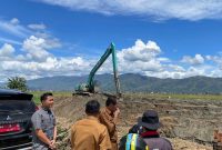 Foto : Wakil Walikota Sungai Penuh Pantau Normalisasi Sungai Batang Merao dan Sungai Bungkal