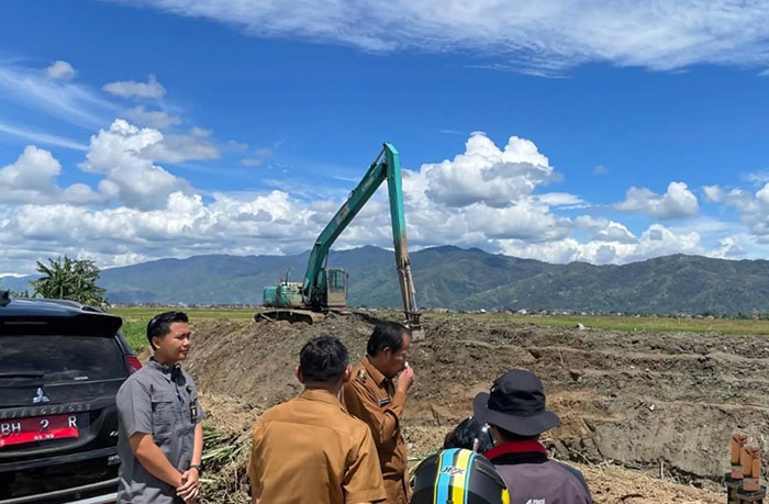Foto : Wakil Walikota Sungai Penuh Pantau Normalisasi Sungai Batang Merao dan Sungai Bungkal