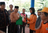Wabup Merangin A Khafidh menyerahkan bantuan sembako kepada petugas kebersihan