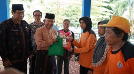Wabup Merangin A Khafidh menyerahkan bantuan sembako kepada petugas kebersihan