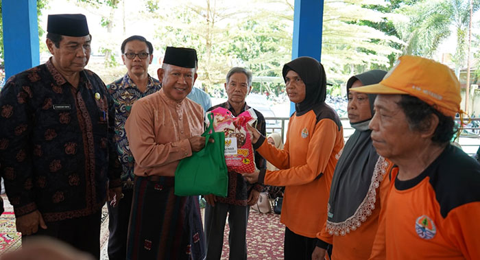 Wabup Merangin A Khafidh menyerahkan bantuan sembako kepada petugas kebersihan