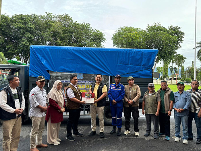 Bupati Merangin M.Syukur Serahkan Langsung Bantuan Kemanusian Untuk Sumbar