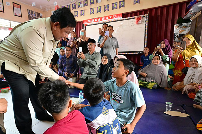 Presiden Prabowo melihat pembangunan hunian sementara bagi warga terdampak bencana di Agam