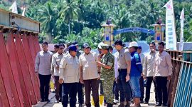 Presiden Prabowo meninjau Jembatan Bailey Sungai Garoga di Batang Toru