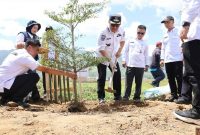 Wako Alfin Tanam Pohon di Bantaran Sungai Batang Merao