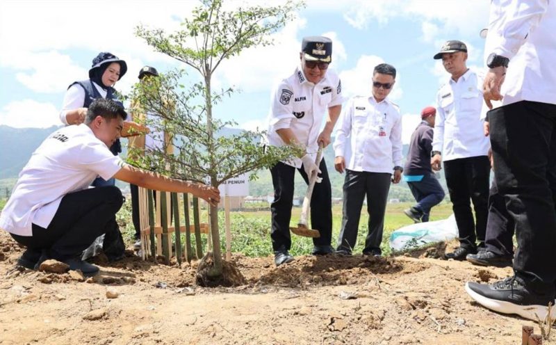 Wako Alfin Tanam Pohon di Bantaran Sungai Batang Merao