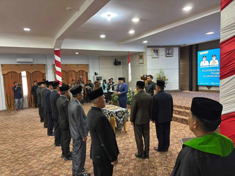 Bupati Merangin M Syukur memberikan arahan kepada pejabat eselon II yang baru dilantik (Sumber Foto : Facebook Edo Guntara)