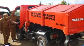 Penyerahan mobil sampah program kebersihan Pemkab Kerinci tahap II