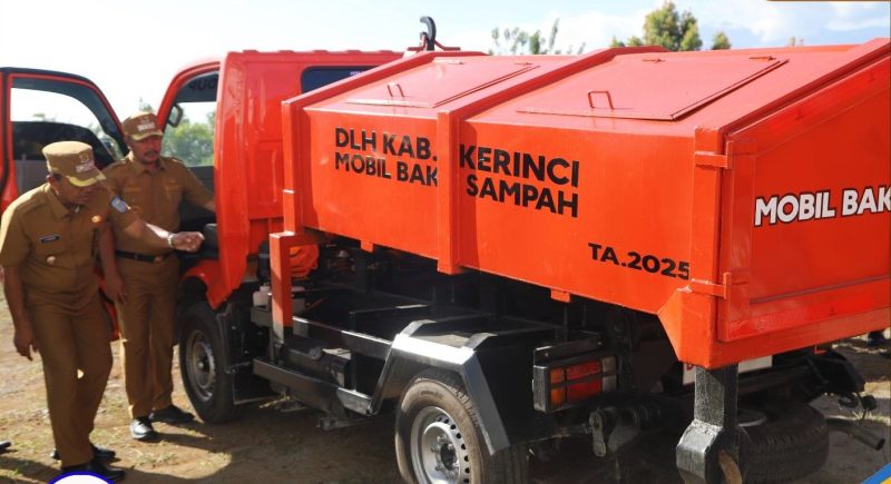 Penyerahan mobil sampah program kebersihan Pemkab Kerinci tahap II