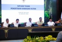 Mensesneg Prasetyo Hadi mengumumkan pencabutan izin 28 perusahaan oleh Presiden Prabowo Subianto sebagai langkah pemulihan fungsi hutan nasional.