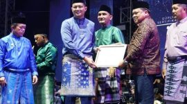 Sekda Merangin Zulhifni Menerima Sertifikat Parasasti Karang Berahi