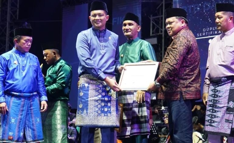 Sekda Merangin Zulhifni Menerima Sertifikat Parasasti Karang Berahi