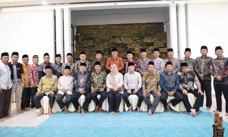 Foto Bersama Wako Alfin dengan Lembaga Adat 6 Luhah Sungai Penuh