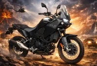 Visual Kawasaki KLE500 varian Metallic Carbon Grey yang siap menjelajah medan off-road.