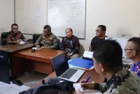 Walikota Alfin mengecek absensi dan kesiapan armada pemadam kebakaran saat melakukan sidak lapangan.