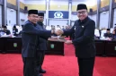 Walikota Sungai Penuh Alfin menerima dokumen rekomendasi dari pimpinan DPRD dalam Rapat Paripurna LKPJ 2025
