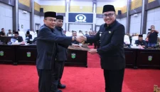 Walikota Sungai Penuh Alfin menerima dokumen rekomendasi dari pimpinan DPRD dalam Rapat Paripurna LKPJ 2025
