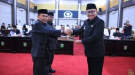 Walikota Sungai Penuh Alfin menerima dokumen rekomendasi dari pimpinan DPRD dalam Rapat Paripurna LKPJ 2025
