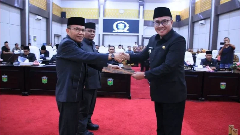 Walikota Sungai Penuh Alfin menerima dokumen rekomendasi dari pimpinan DPRD dalam Rapat Paripurna LKPJ 2025