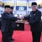 Walikota Sungai Penuh Alfin menerima dokumen rekomendasi dari pimpinan DPRD dalam Rapat Paripurna LKPJ 2025