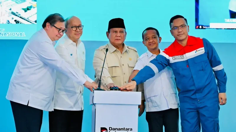 Presiden Prabowo Subianto saat meresmikan groundbreaking proyek hilirisasi nasional tahap II di RU IV Cilacap.